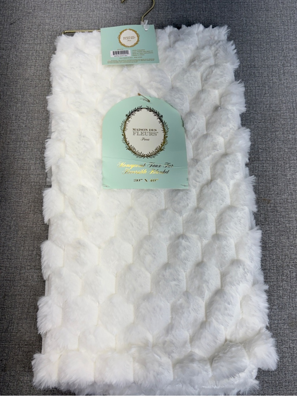 Maison des fleurs honeycomb faux fur reversable blanket 30”x40”